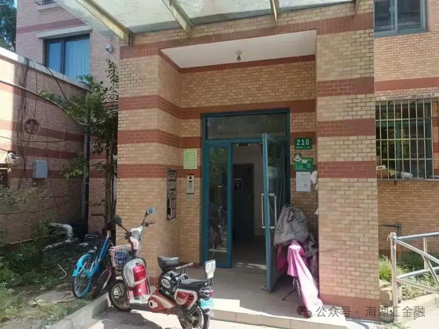 51727677121.jpg 【海湖汇法拍房】上海市奉贤区南奉公路8889弄210号202室