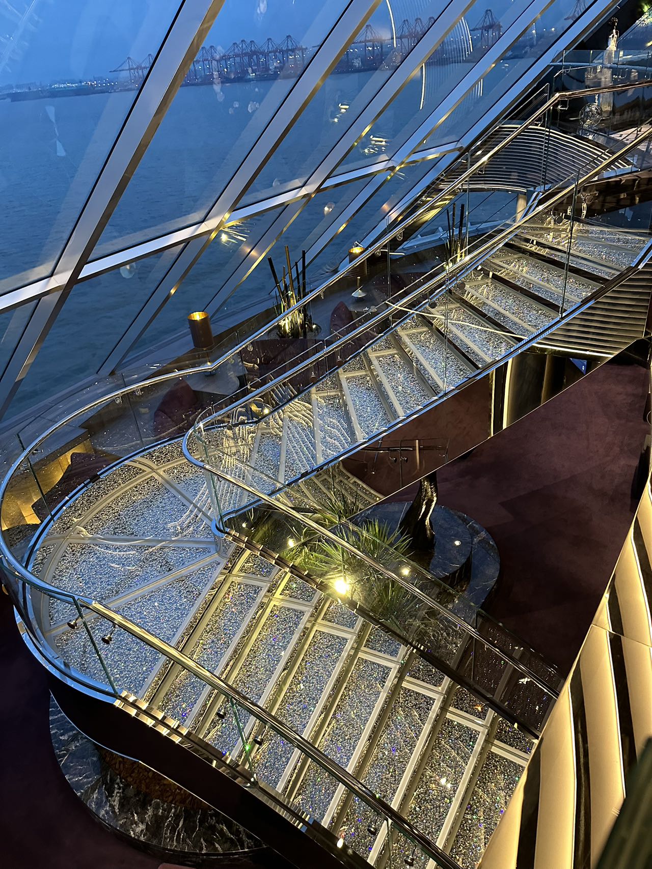 【邮轮游记】MSC地中海邮轮荣耀号上的MSC游艇会，感受24小时全天侯欧式管家专属服务